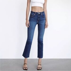 Zara Cropped Flare Jeans with raw hem Size 28